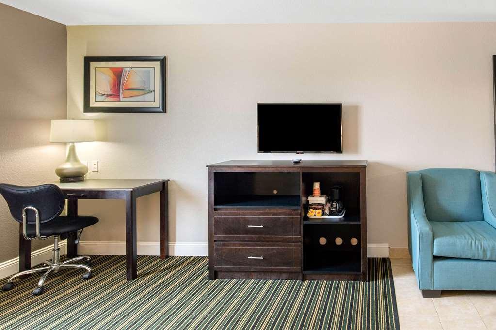 Quality Inn & Suites Port Arthur - Nederland Номер фото